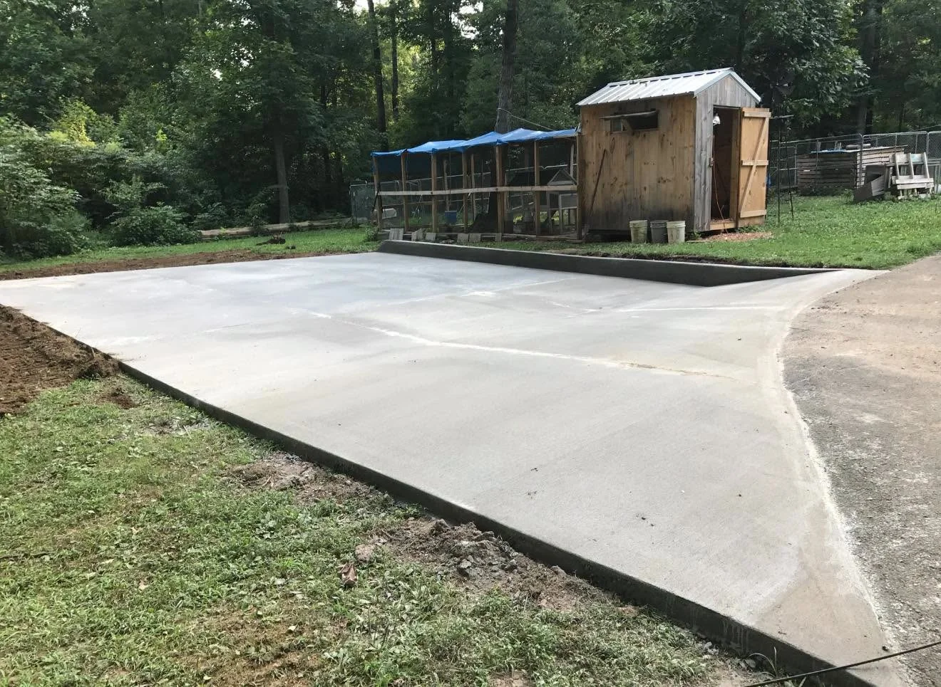 Curved concrete driveway pad in Clarksville, TN